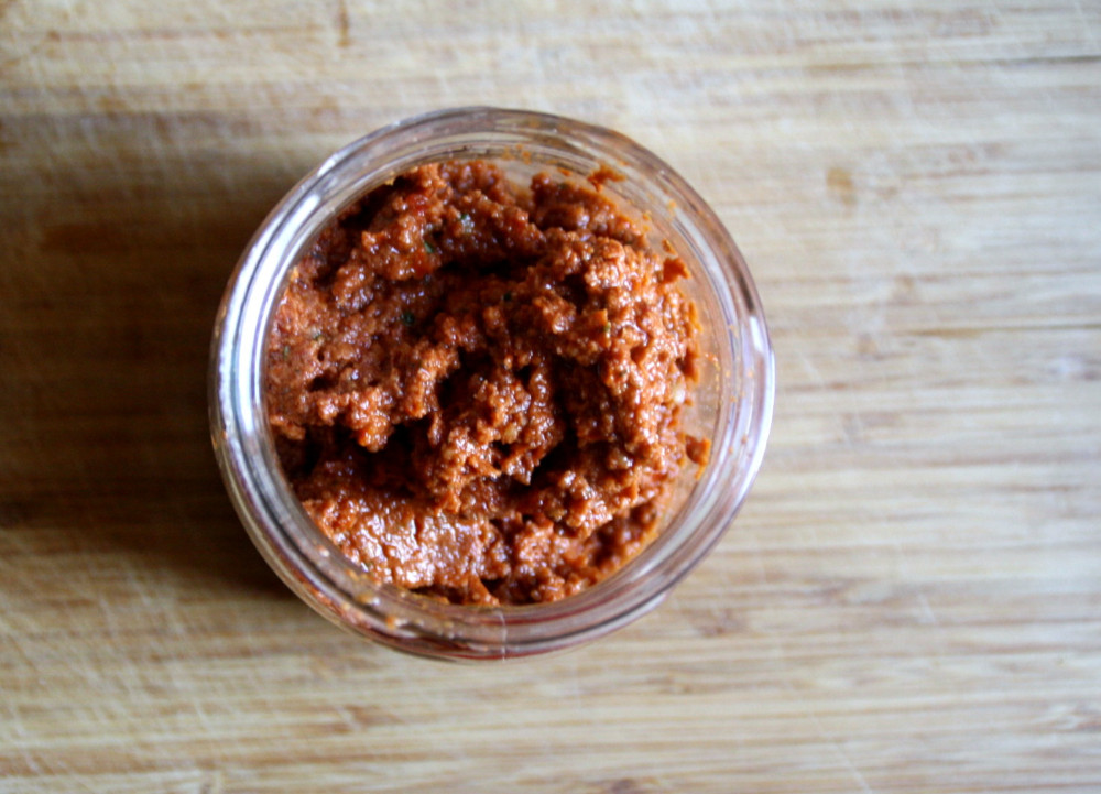 Rotes Pekan Pesto